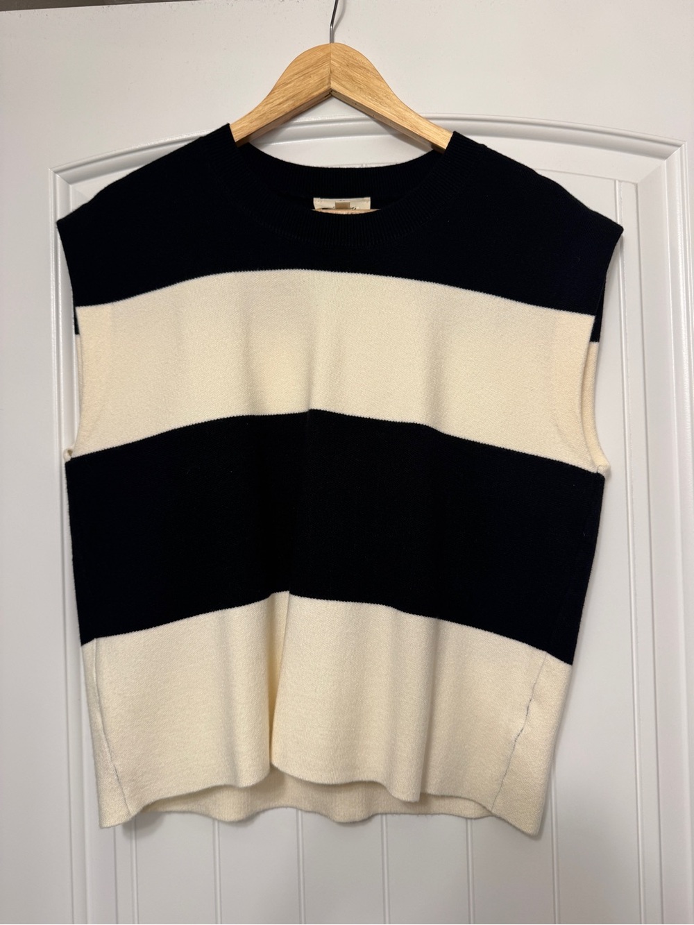 entro Black and Cream Wide Striped Crewneck Sweater Vest